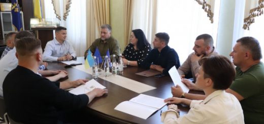 Фото до матеріалу: У Бедриківцях селяни блокують техніку агропідприємства через конфлікт з орендою землі