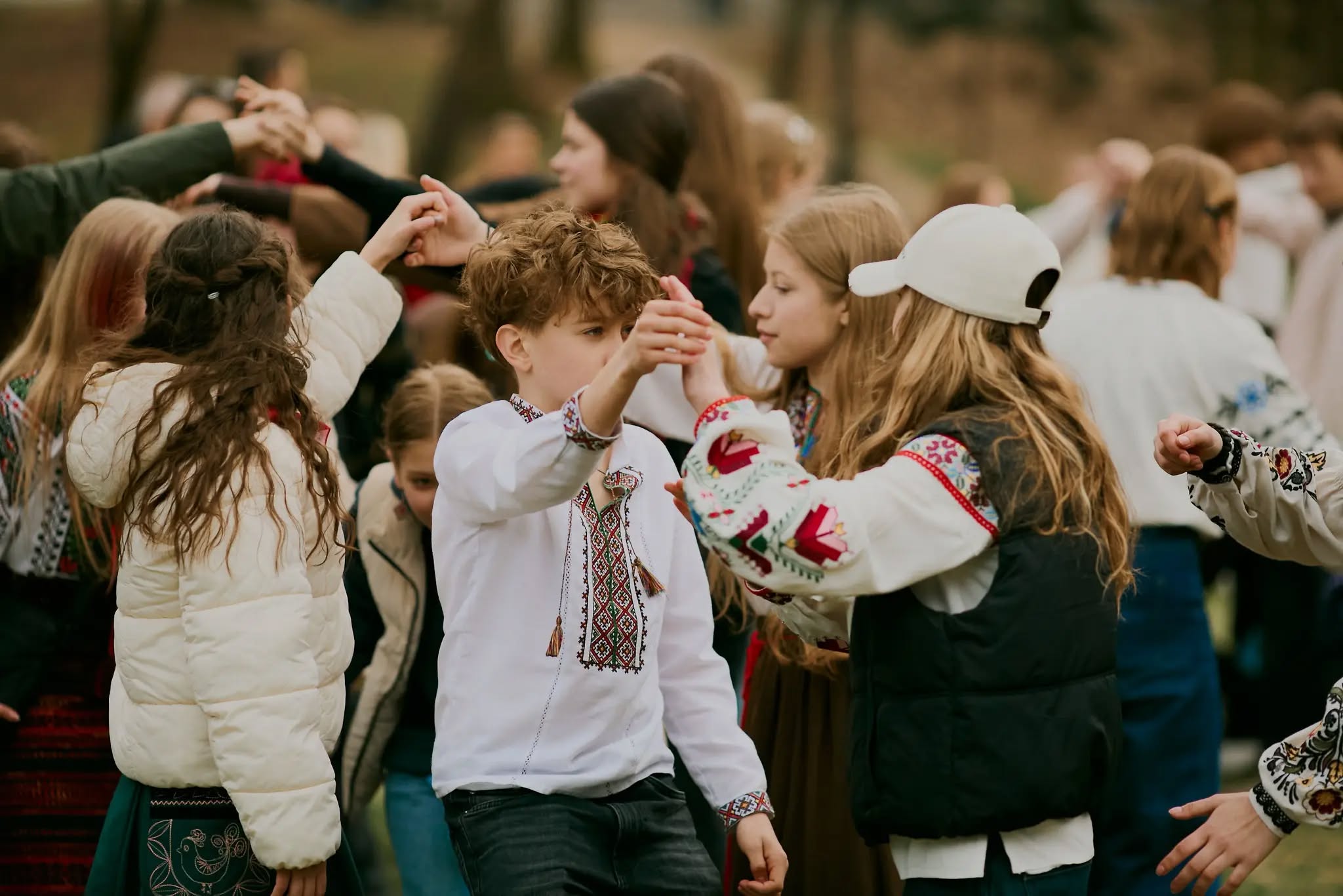 Фото до матеріалу: Львів Великодній: гаївки у Шевченківському гаї зібрали сотні відвідувачів (ФОТОРЕПОРТАЖ)