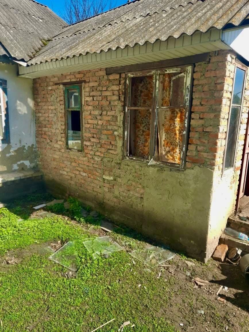 Фото до матеріалу: Російські БпЛА атакували Сумщину: поранений підліток, пошкоджені будинки та авто
