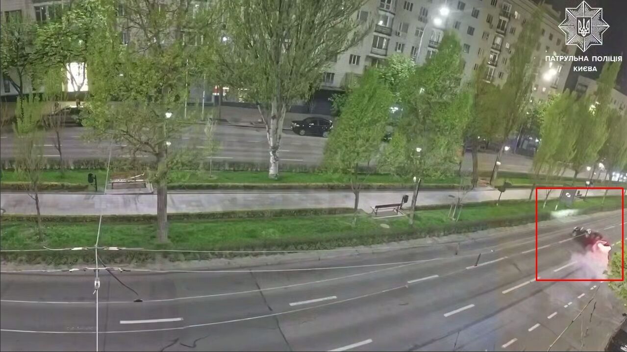 Фото до матеріалу: У Києві п’яний водій на швидкості протаранив світлофор: дивом ніхто не постраждав. Відео та подробиці