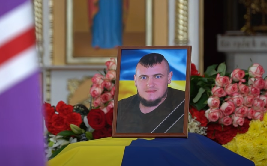 Фото до матеріалу: У Мукачеві в останню дорогу відправили Героя України Володимира Сурняка