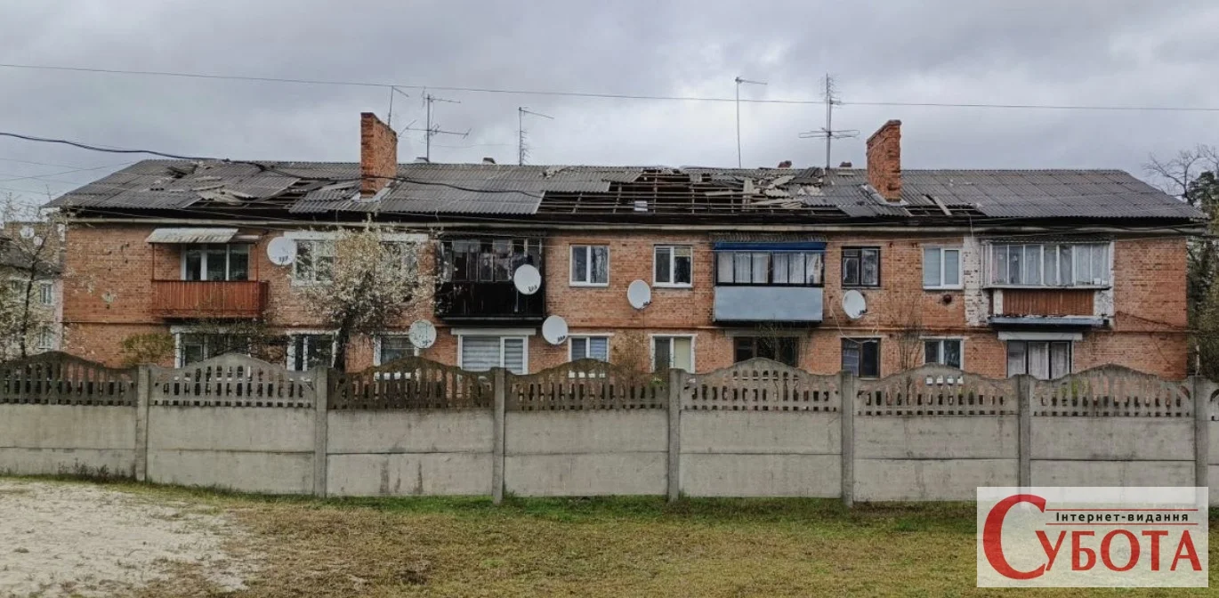 Фото до матеріалу: Шквальний вітер зірвав дах багатоповерхівки в Гранітному: мешканці та комунальники врятували будинок