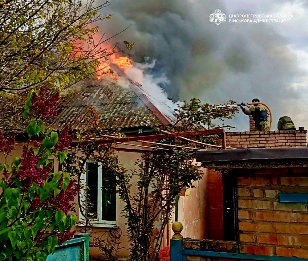 Фото до матеріалу: Ворог атакував Нікопольщину та Криворіжжя 1 травня: чотири поранені, пожежі та руйнування