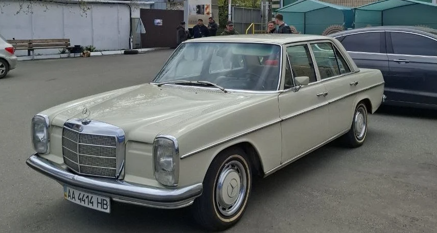 Фото до матеріалу: Збережений Mercedes-Benz W115 1970 року показали на Old Car Land 2026