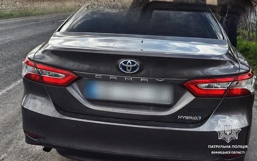 Фото до матеріалу: Патрульні зупинили викрадену Toyota Camry: машину розшукувала поліція Києва
