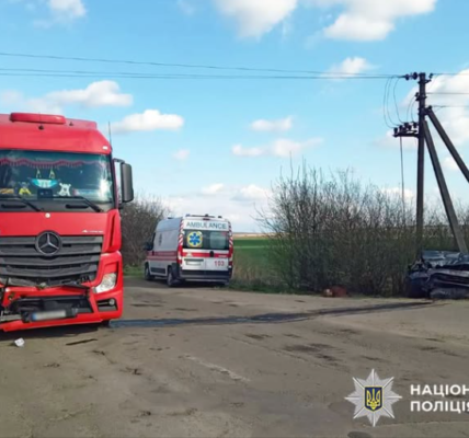Фото до матеріалу: У Хмельницькому чоловік спеціальним пристроєм відкрив авто і вкрав 10 тисяч