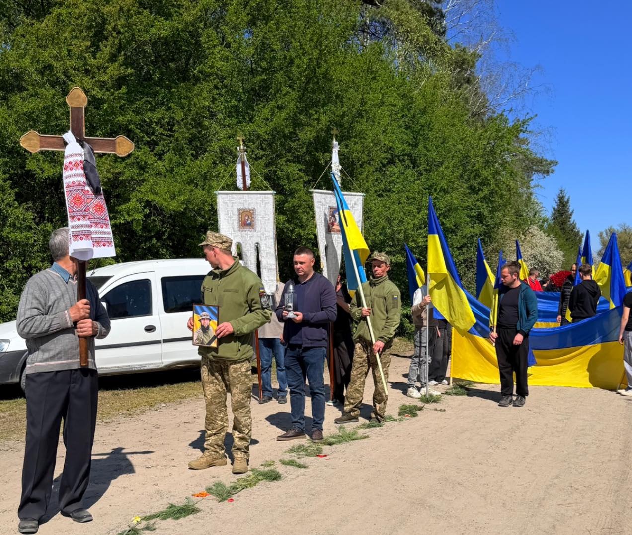 Фото до матеріалу: У селі Журавлине Смідинської громади провели в останню путь 31-річного захисника Михайла Усіка