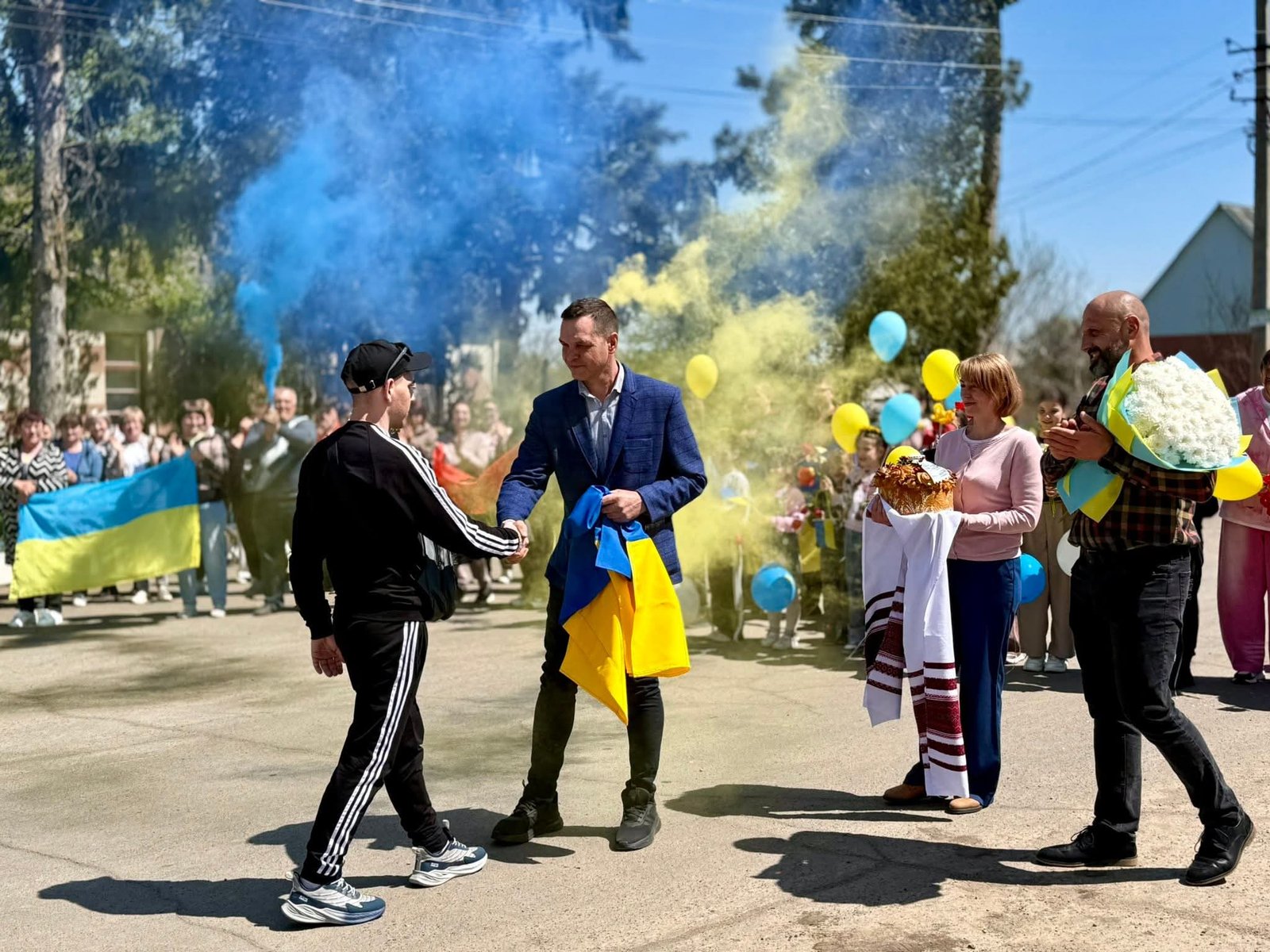 Фото до матеріалу: Бершадська громада зустріла звільненого з ворожого полону земляка Едуарда Арсенчука