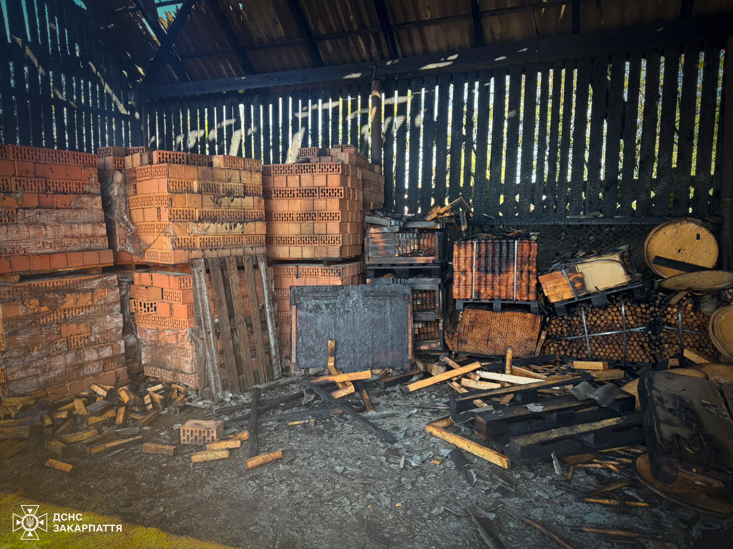 Фото до матеріалу: Швидка реакція рятувальників: у Тересві ліквідували пожежу на підприємстві