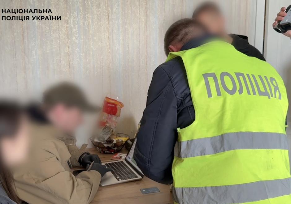 Фото до матеріалу: Шахраї, які видавали себе за співробітників СБУ, ошукали пенсіонерку на 28 тисяч доларів