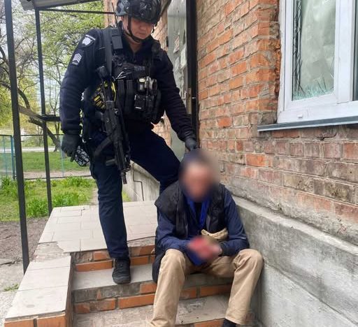 Фото до матеріалу: У Черкасах затримали чоловіка за пошкодження вікна в медзакладі
