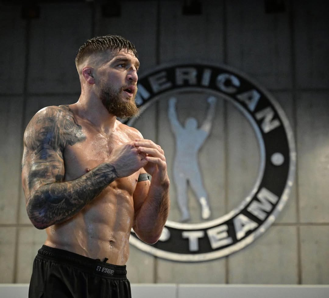 Фото до матеріалу: Ярослав Амосов здобув другу перемогу в UFC: українець задушив Хоеля Альвареса