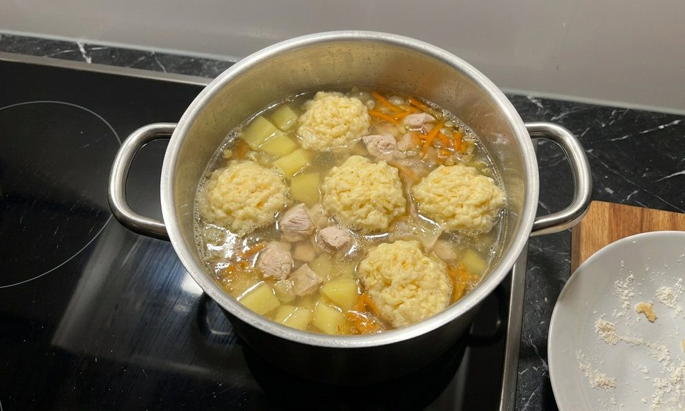 Фото до матеріалу: Ці сирні кульки зробили звичайний курячий суп – шедевром домашньої кухні