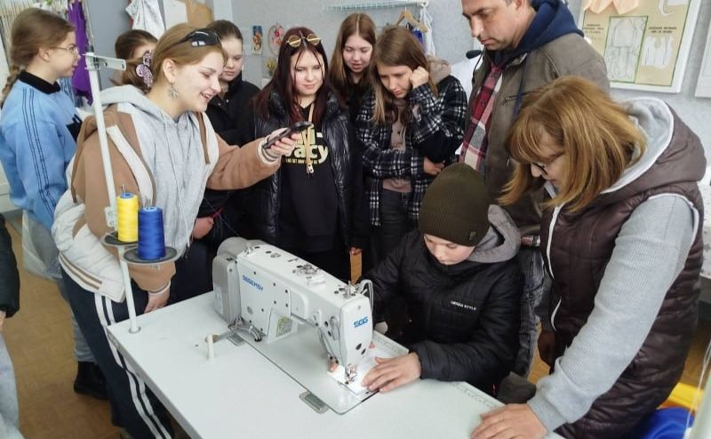 Фото до матеріалу: М'якеньківські школярі відкрили для себе магію килимарства на Решетилівщині