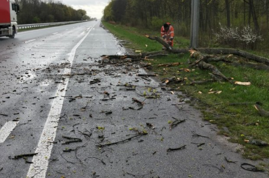 Фото до матеріалу: Ураган на Київщині: синоптики попередили про небезпеку на дорогах до кінця тижня