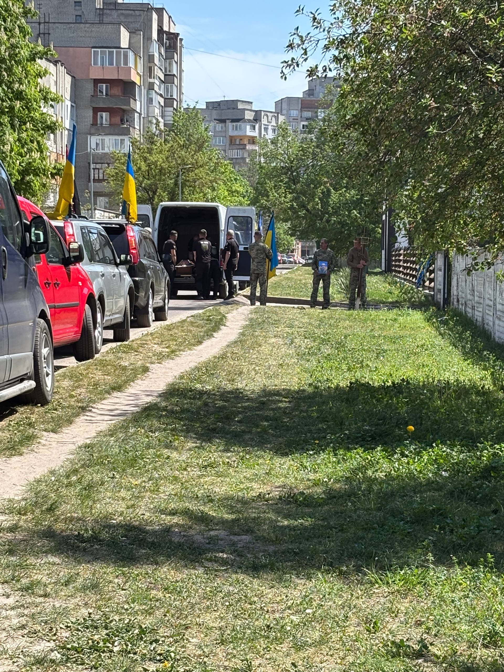 Фото до матеріалу: Захисника Дениса Краснова в останню дорогу провели в Шептицькому