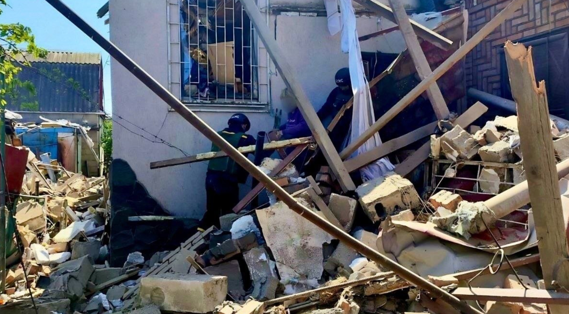 Фото до матеріалу: Обстріл Дніпропетровщини 12 травня: п'ятеро поранених, пошкоджені будівлі та інфраструктура
