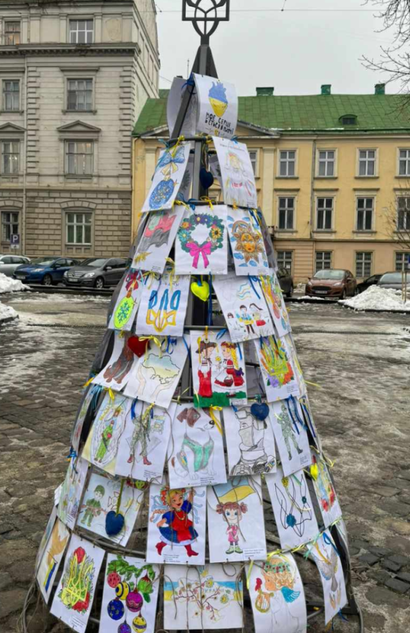 Фото до матеріалу: У Львові встановили «Ялинку дитячих мрій» з малюнками дітей