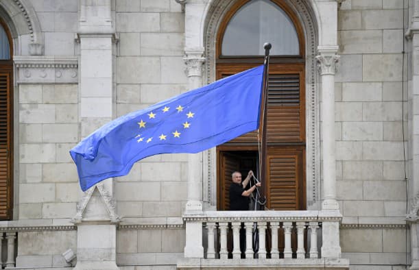 Фото до матеріалу: В Угорщині почав роботу новий парламент, на будівлю повернули прапор ЄС