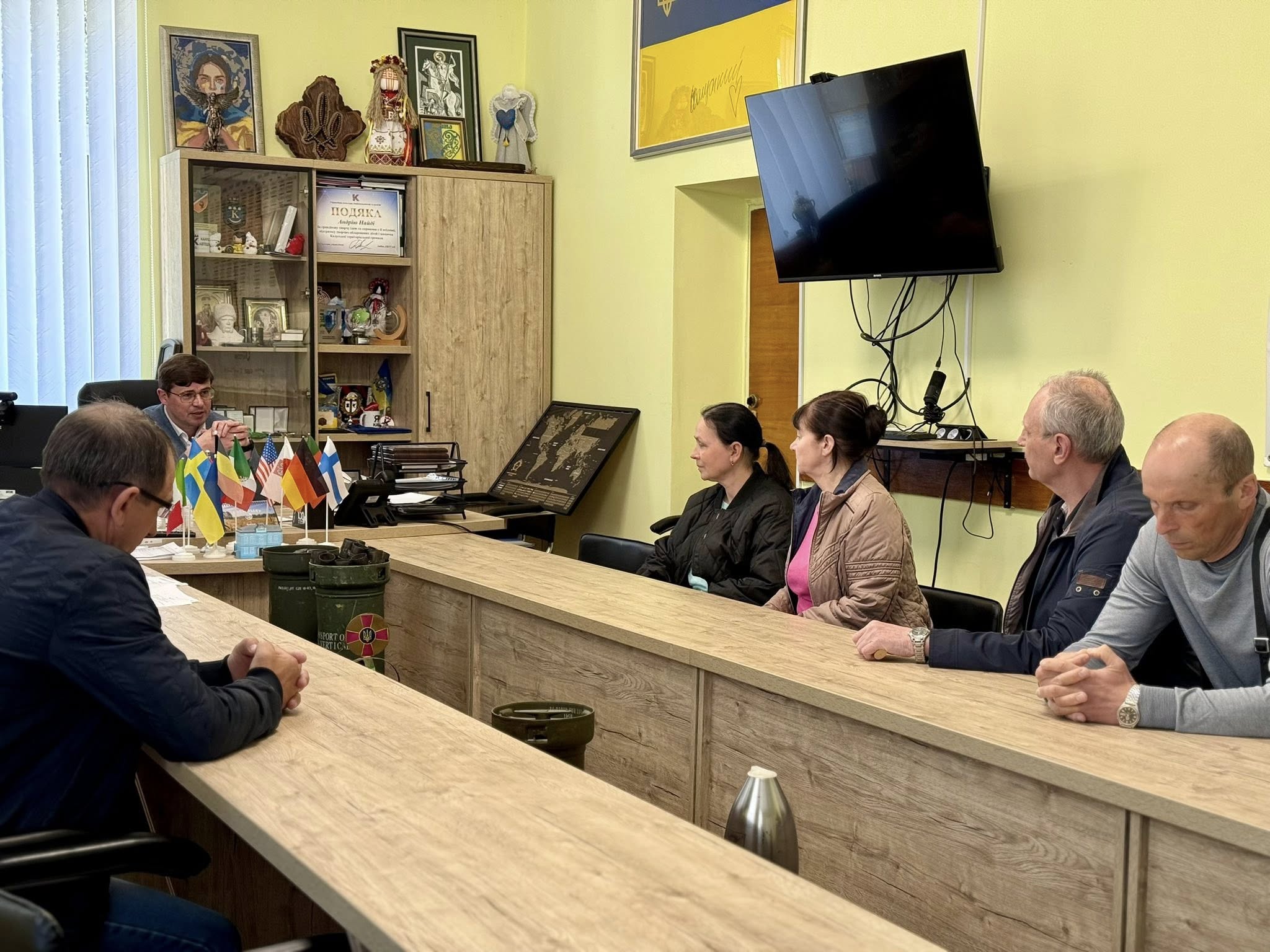 Фото до матеріалу: Ретро-автомобілі зібралися на Площі Ринок: в Івано-Франківську пройшла благодійна виставка до Дня міста
