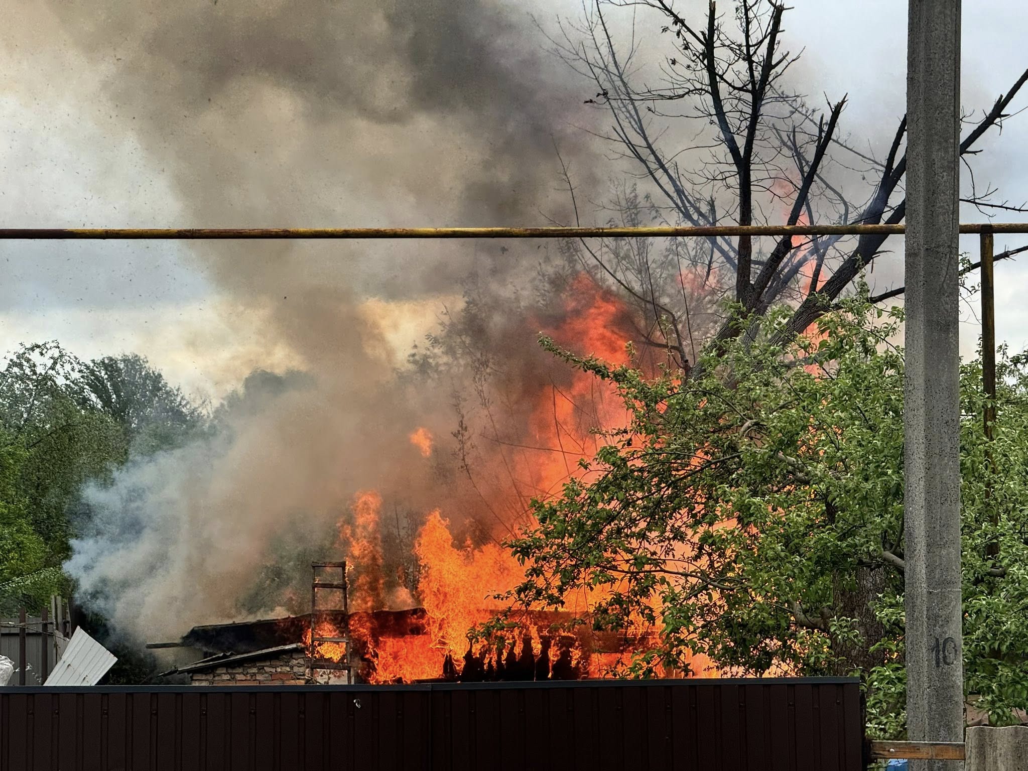 Фото до матеріалу: БпЛА влетів у дерево між будинками: на Смілянщині зафіксували три влучання дронів
