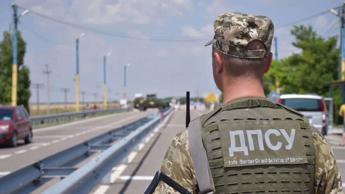 Фото до матеріалу: Жінки-держслужбовці отримали право на виїзд за кордон: хто залишається під заборонами