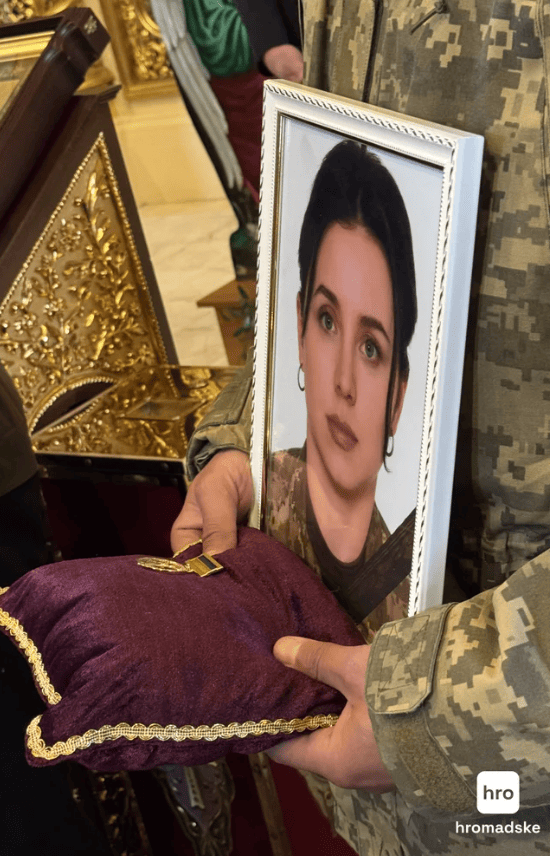 Фото до матеріалу: У Києві провели в останню путь продюсерку Вікторію Боброву, загиблу на фронті