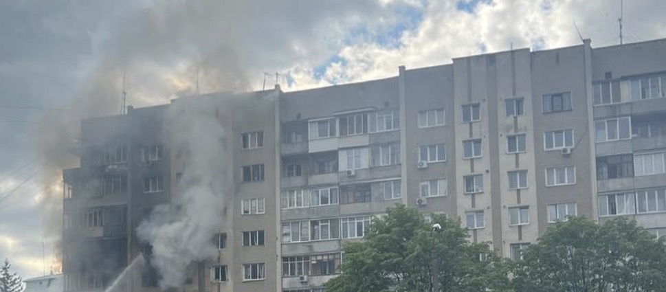 Фото до матеріалу: В Івано-Франківську влучали в будинок на Коновальця: є поранені, немає загиблих