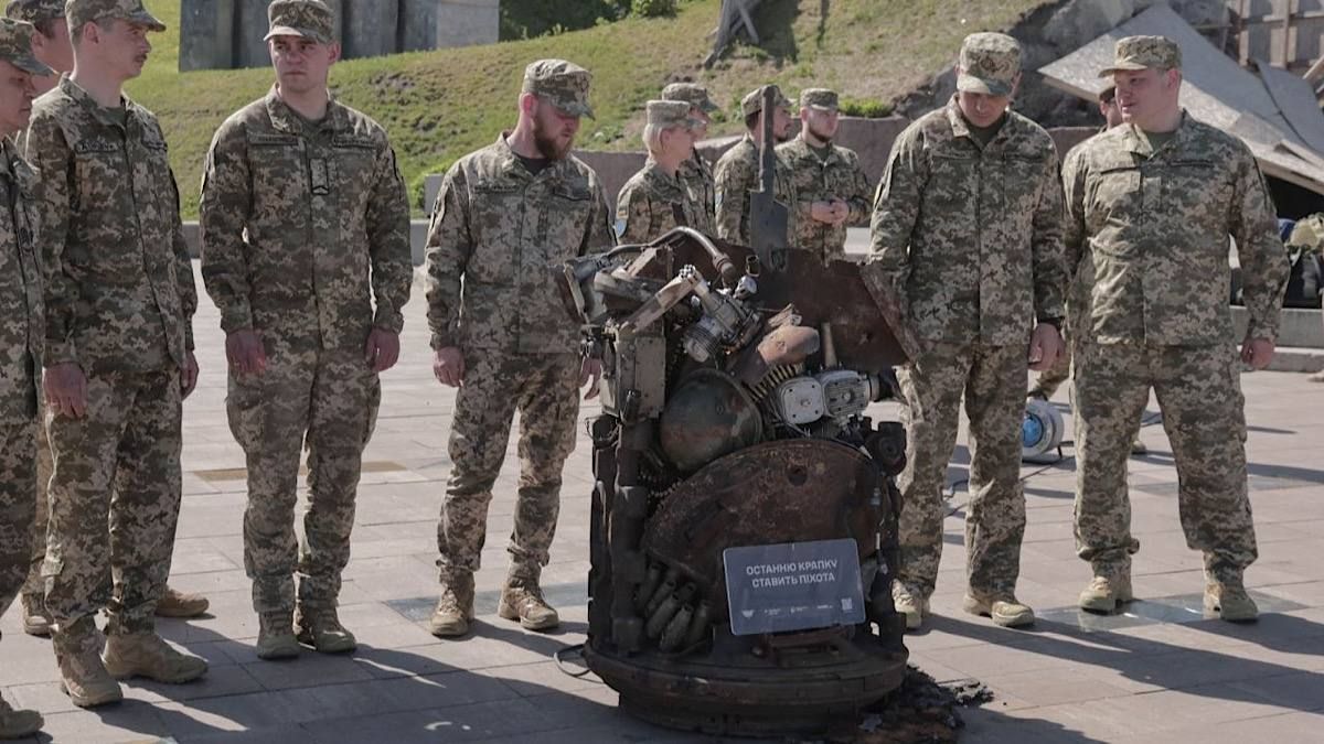 Фото до матеріалу: У Києві відкрили інсталяцію з уламків ворожого озброєння: символ героїзму піхоти