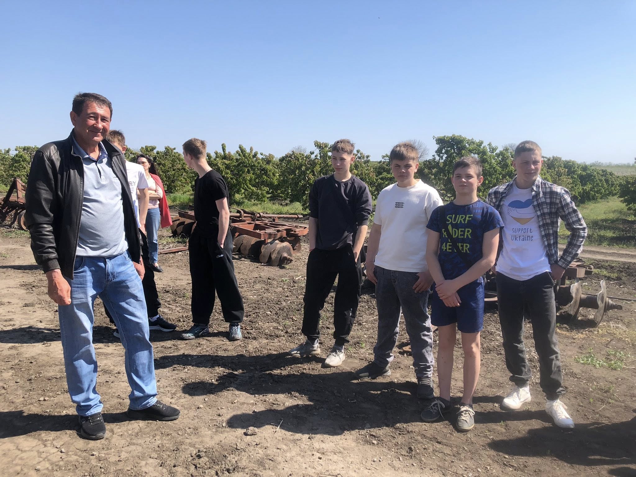 Фото до матеріалу: Учні Кривоозерського ліцею відкрили очима сучасне садівництво