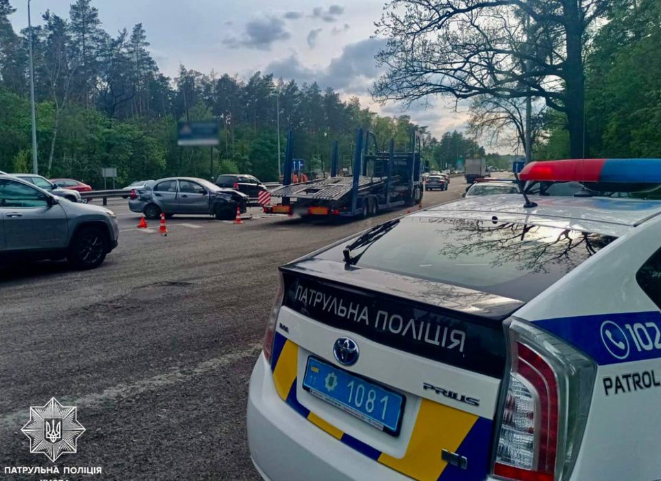 Фото до матеріалу: Затори на виїзді з Києва: поліція розслідує ДТП на Берестейському шосе