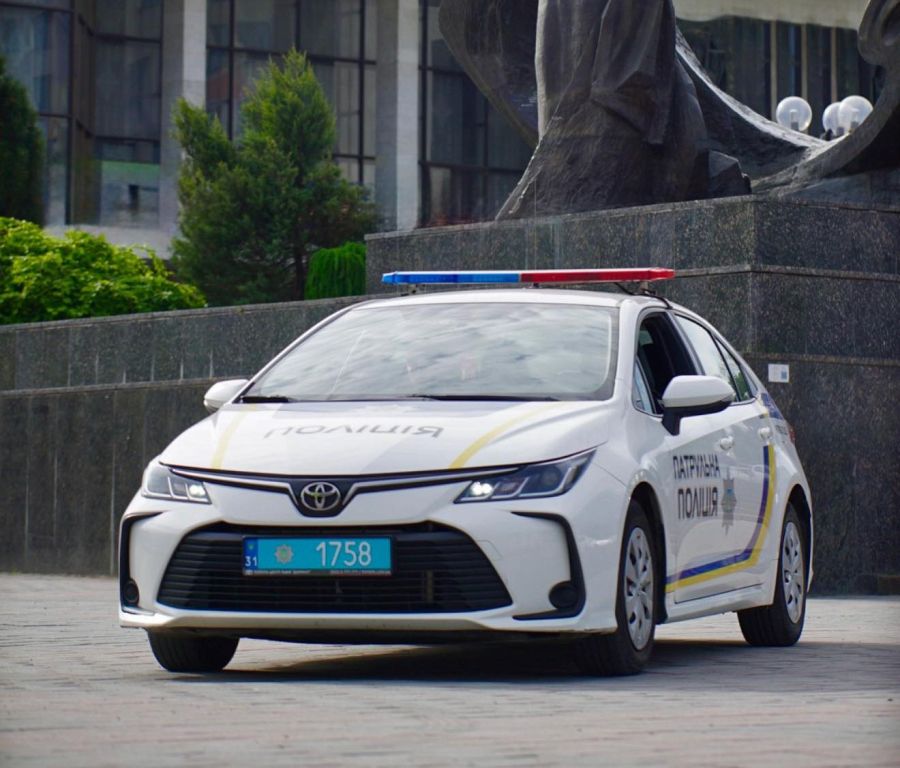 Фото до матеріалу: В Івано-Франківську двоє чоловіків вирвали плакати з рук учасниць мирної акції :: ВІКНА – Новини Калуша та Прикарпаття