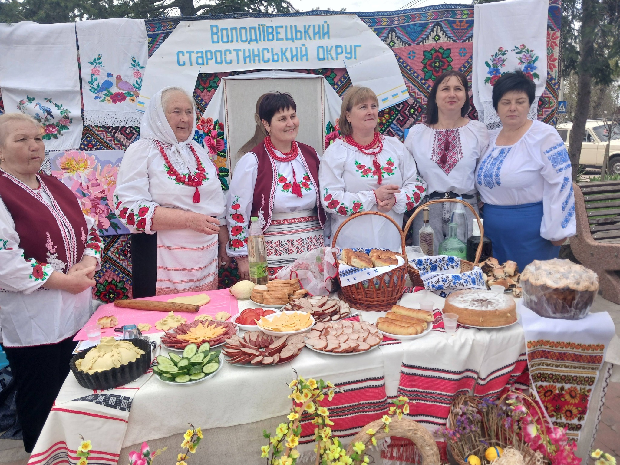 Фото до матеріалу: Жителі Володіївців Чернівецької громади збирають продукти та плетуть коврики для захисників
