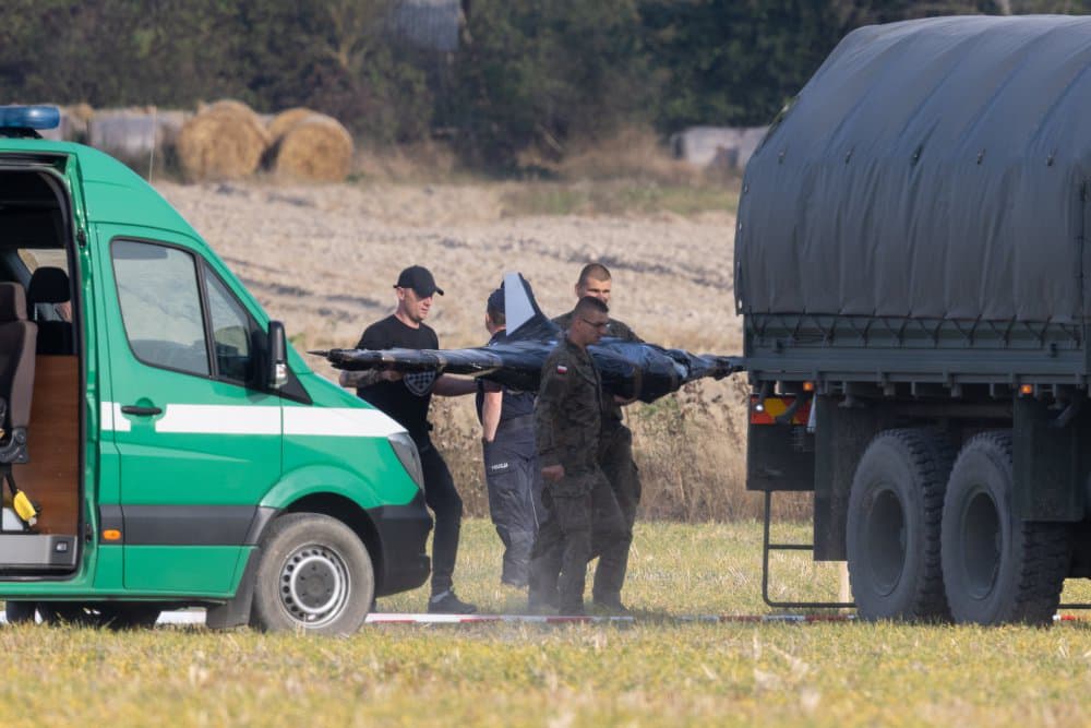 Фото до матеріалу: У Польщі біля кордону з РФ виявили дрон з написами кирилицею
