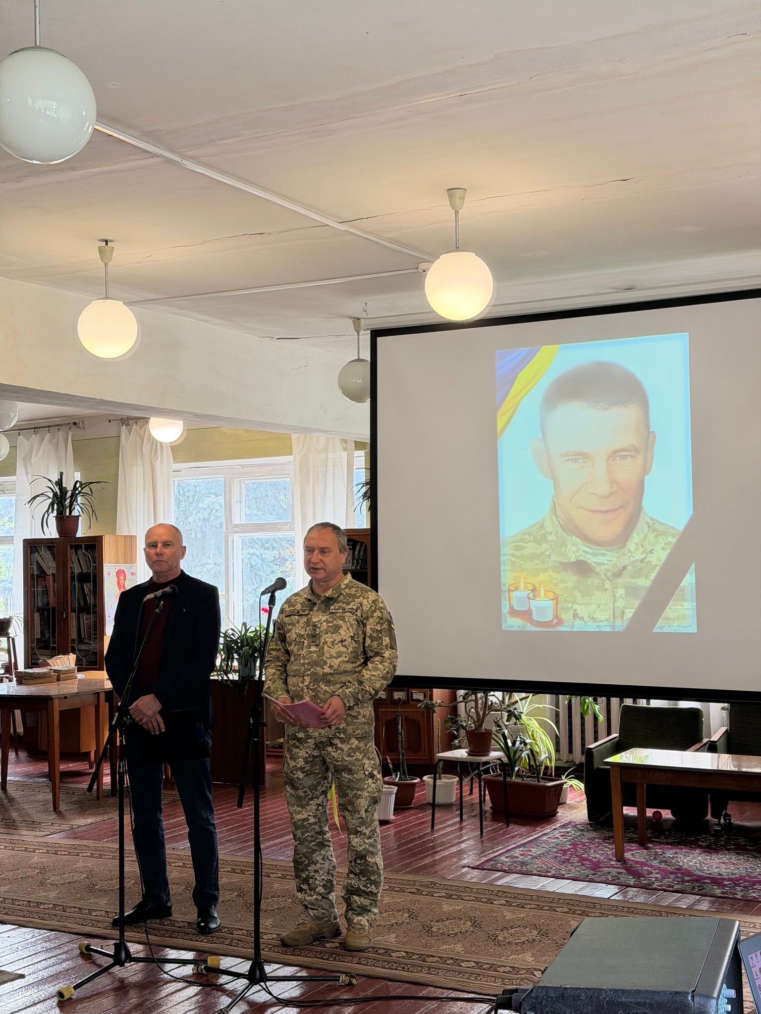 Фото до матеріалу: Матері загиблого воїна у Вільшанській громаді передали орден «За мужність»