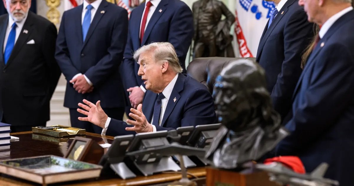 Фото до матеріалу: Ескалація в Ормузькій протоці: Трамп назвав іранський уряд «психами» після обміну вогнем