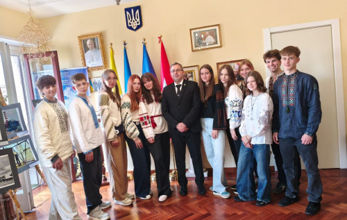 Фото до матеріалу: Таловиті діти з України зустрілися з Послом у Ватикані після аудієнції у Папи Римського