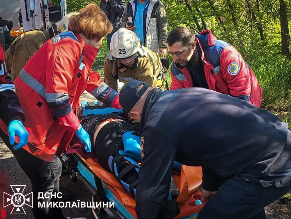 Фото до матеріалу: Водія з понівеченого авто вивели рятувальники біля Південноукраїнська