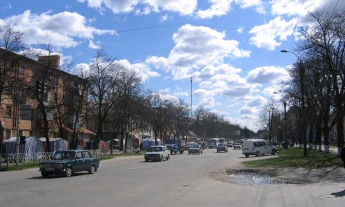 Фото до матеріалу: Воїни ЗСУ передали прапори вдячності учням Соколівоцької гімназії
