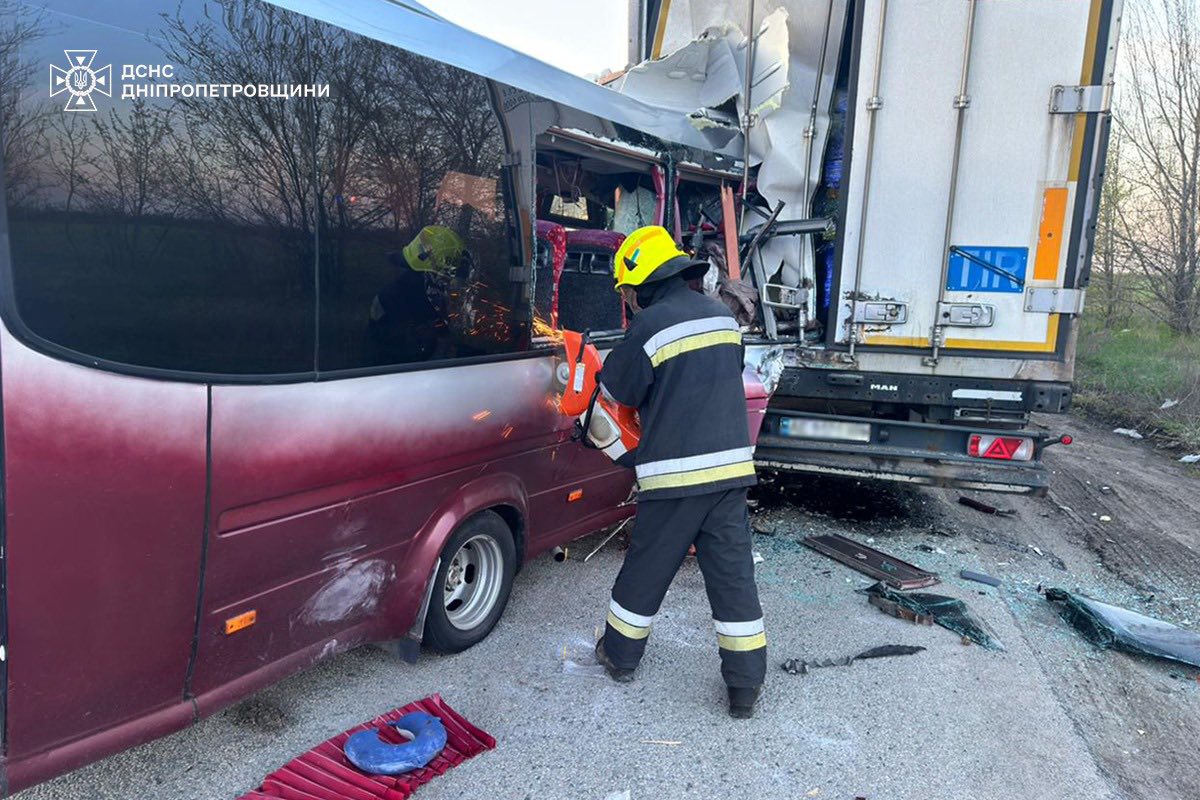 Фото до матеріалу: Смертельна аварія на трасі Запоріжжя-Дніпро: загинула жінка, шестеро поранених