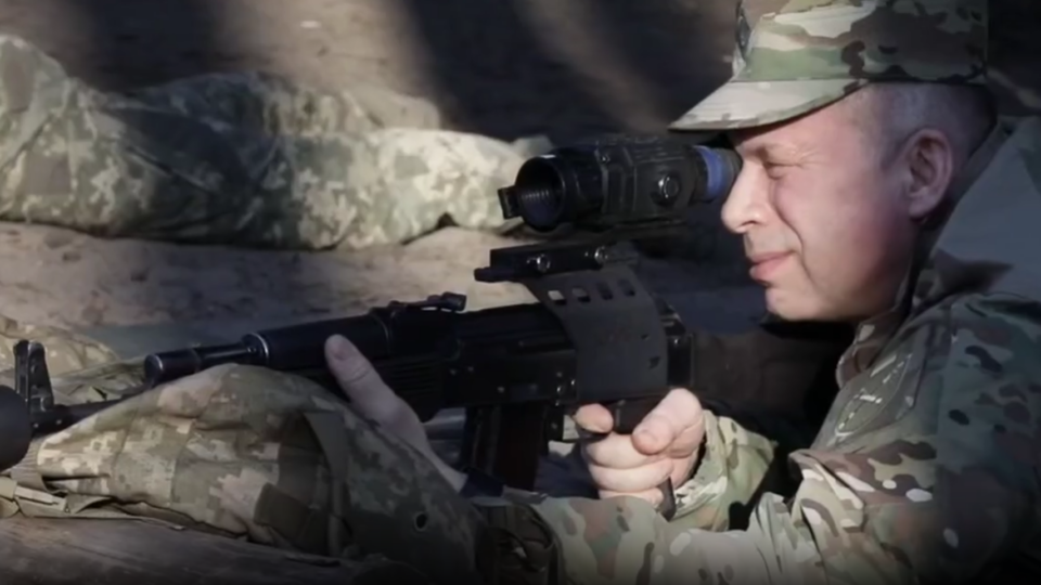 Фото до матеріалу: Сирський узявся за автомат: Головнокомандувач ЗСУ показав стрільби з бійцями 225-го полку