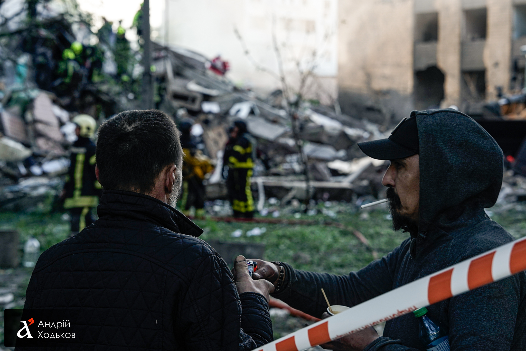 Фото до матеріалу: Київ, 14 травня: під завалами у Дарницькому районі шукають людей