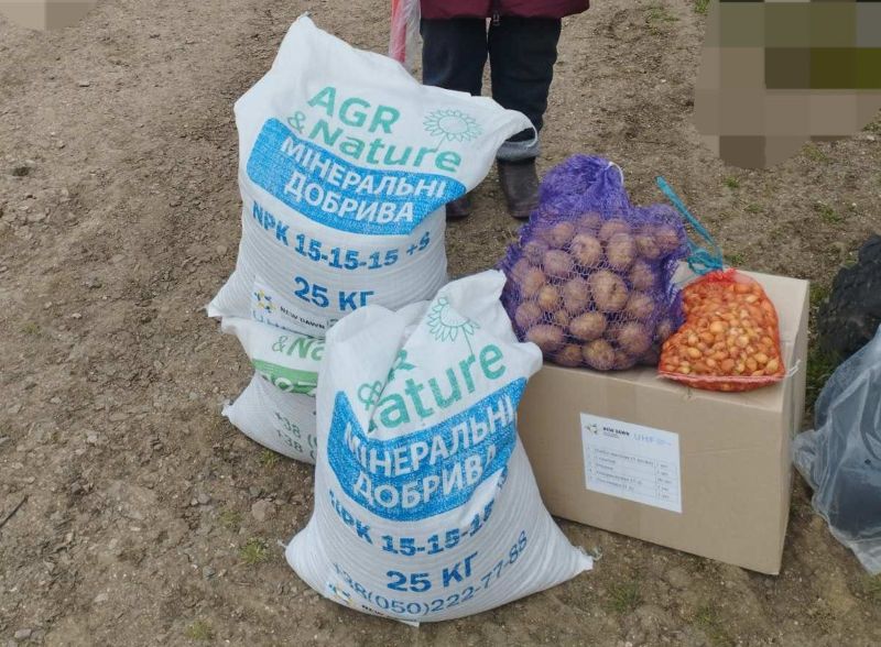 Фото до матеріалу: Благодійники передали посадкові набори жителям Тягинської громади