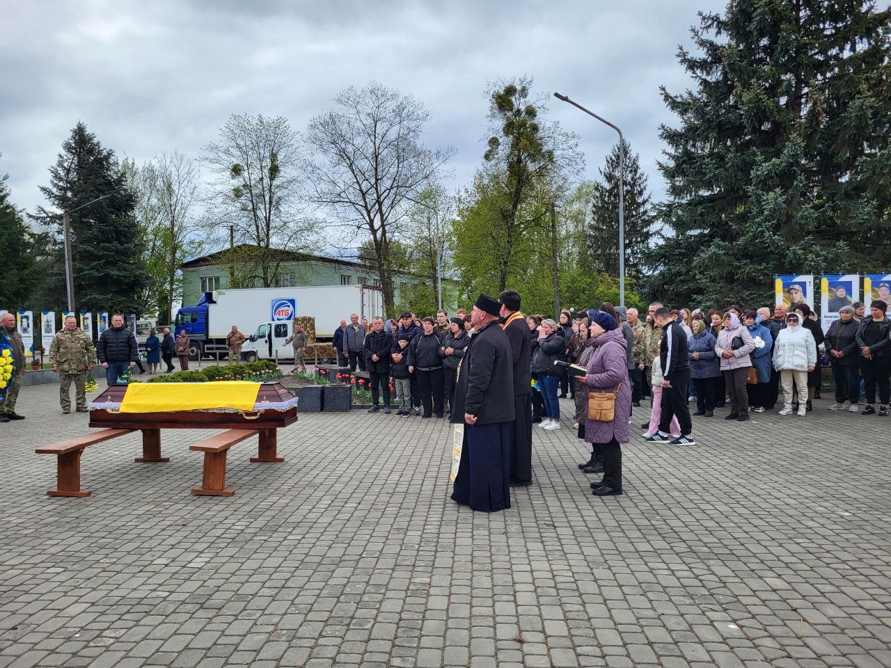 Фото до матеріалу: У Шацьку зустріли траурний кортеж з тілами двох загиблих захисників