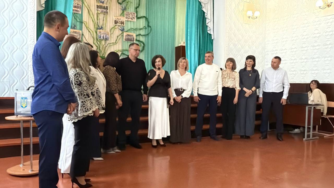 Фото до матеріалу: Випускники Демидівського ліцею зібрали 47 тисяч гривень на підтримку військових