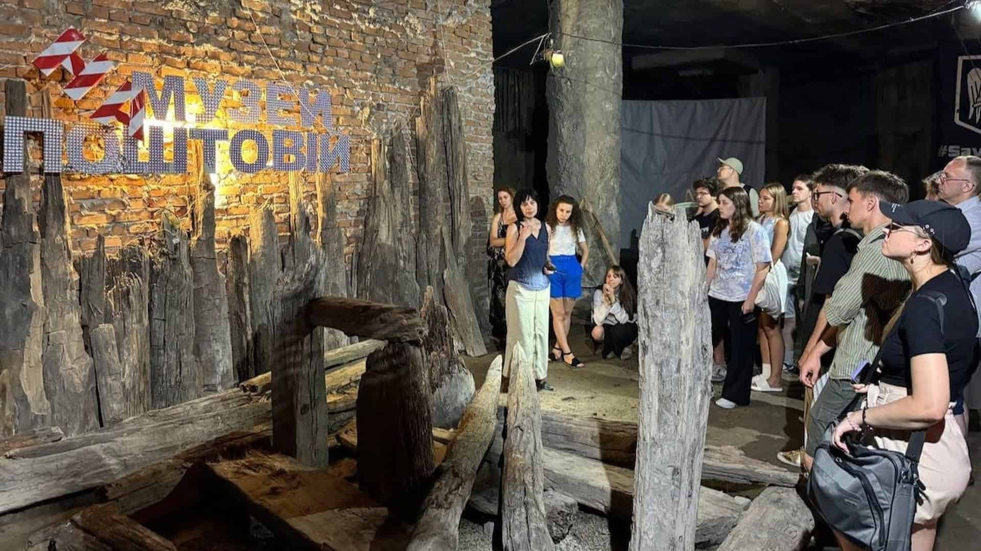 Фото до матеріалу: Київ, 9 травня: волонтери на Поштовій площі врятуватимуть середньовічну пам'ятку