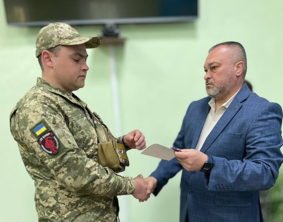 Фото до матеріалу: Трьох воїнів із Золотоніщини нагородили за стійкість та мужність