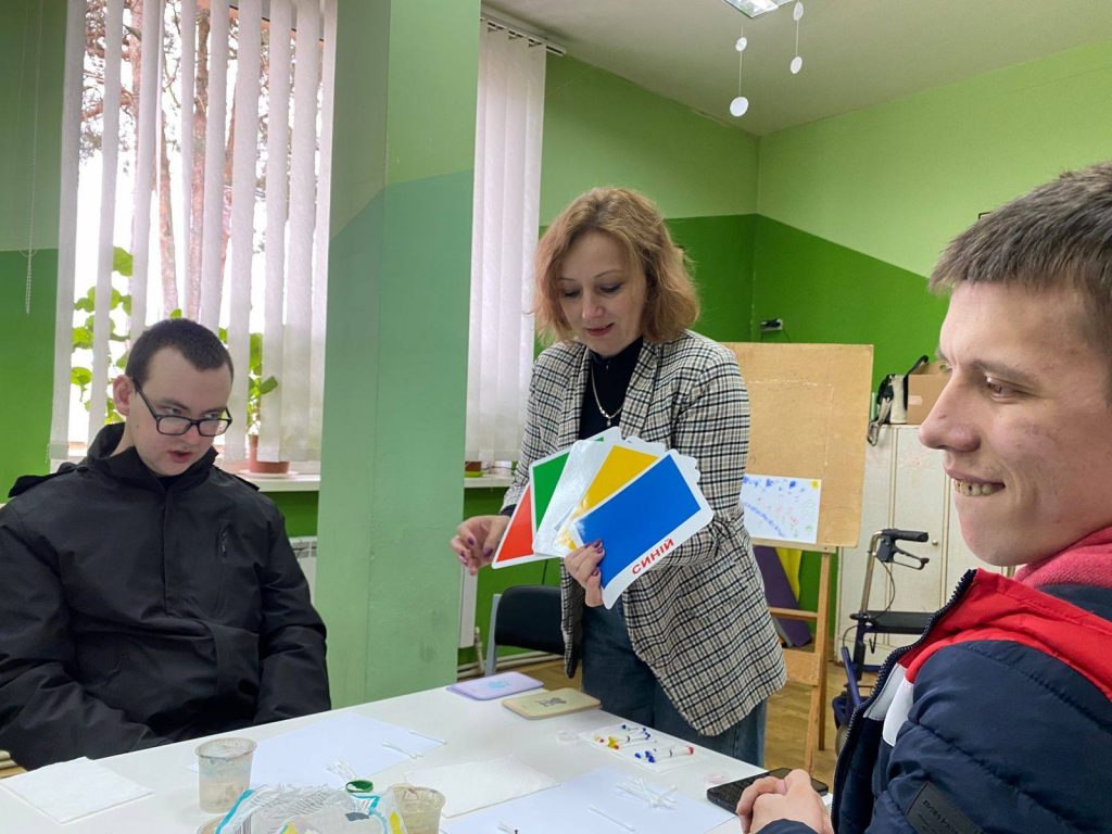 Фото до матеріалу: Діти з інвалідністю Маневичів створили картини під час арт-терапії «Малюю музику"