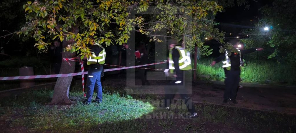 Фото до матеріалу: У Кривому Розі біля житлового будинку сталася вибухова подія: пошкоджено фасад та вікно на восьмому поверсі