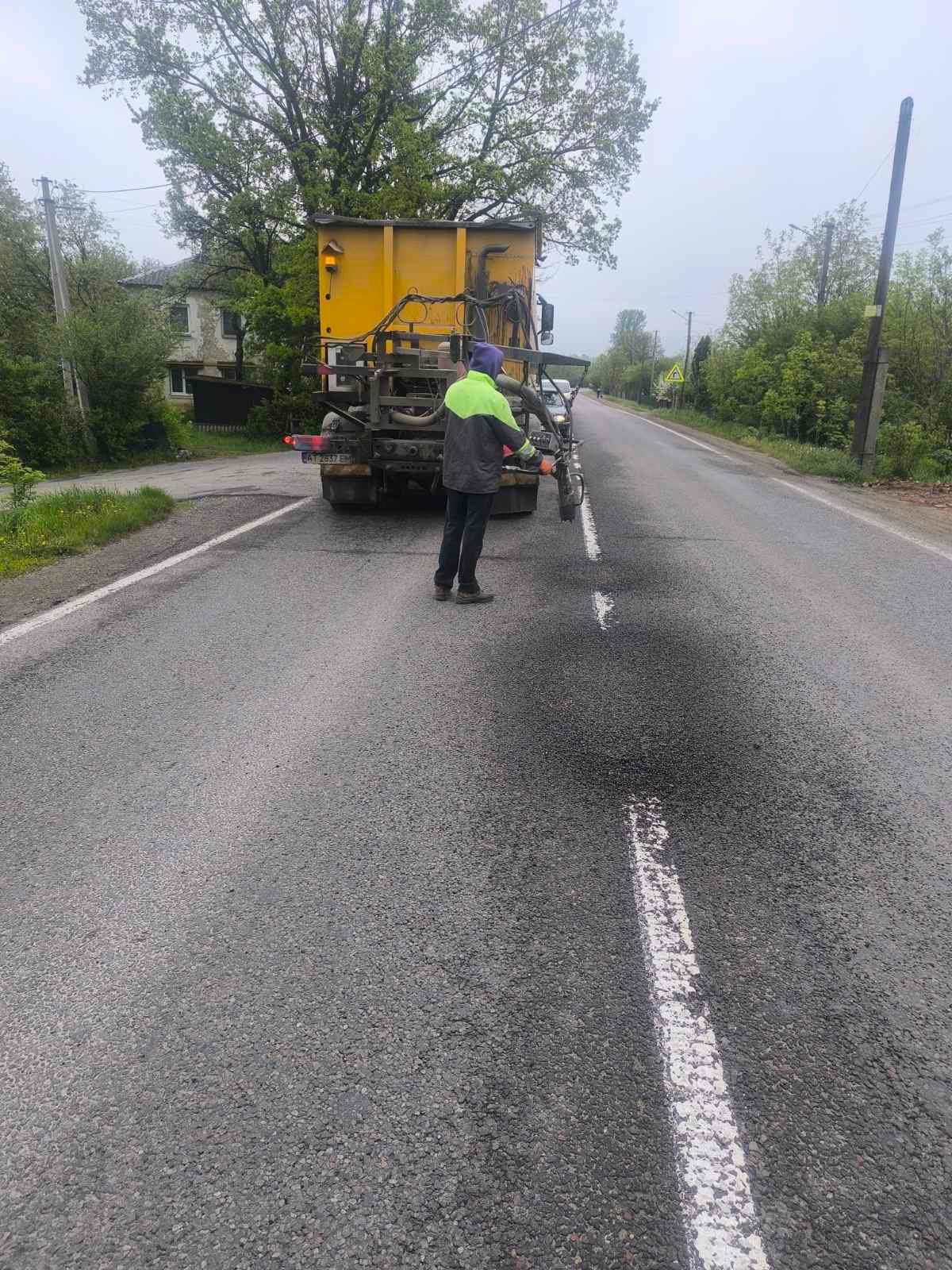 Фото до матеріалу: Ремонт доріг на Прикарпатті: де ліквідовують ямковість цього тижня